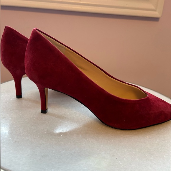 NWT Vince Camuto red suede pumps, Size 8 - Picture 2 of 4